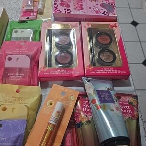 40 Piece Mix Lot Of Cosmetics